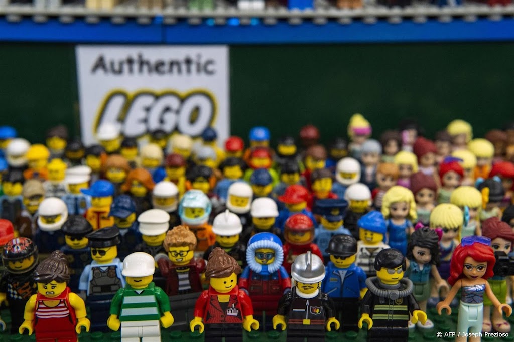 LEGO-poppetjes sieren 75e editie kinderpostzegels 