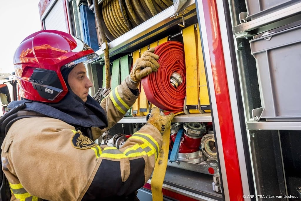 Persoon naar ziekenhuis na grote brand in kantoorpand Oosterhout