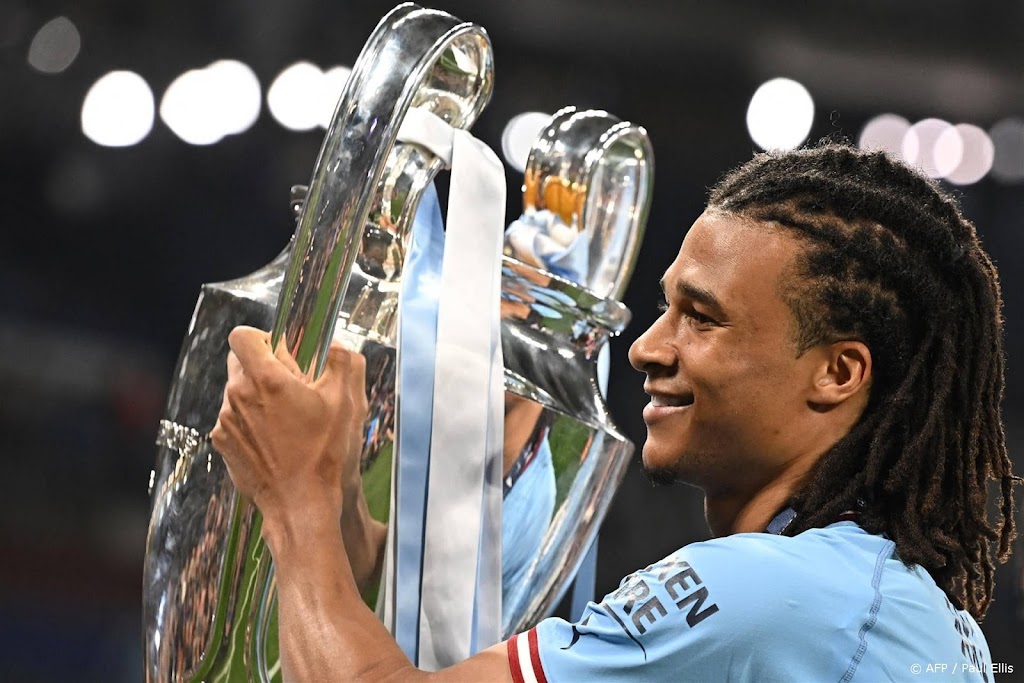 Verdediger Aké verlengt contract bij Manchester City