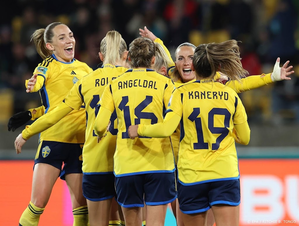 Zweedse voetbalsters overtuigend naar achtste finales op WK