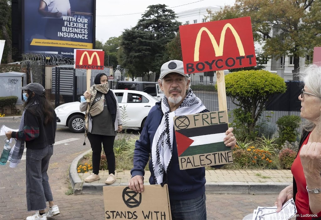 Verkopen McDonald's omlaag door zuinige consument en boycot