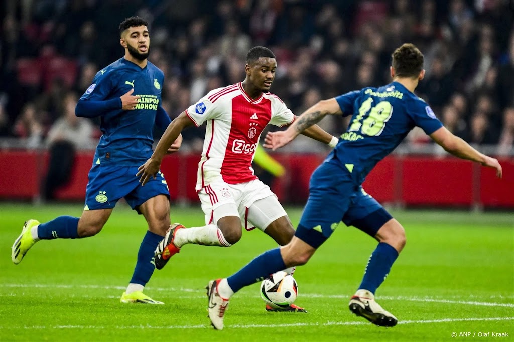 PSV laat supporters in uitwedstrijd tegen Ajax thuis