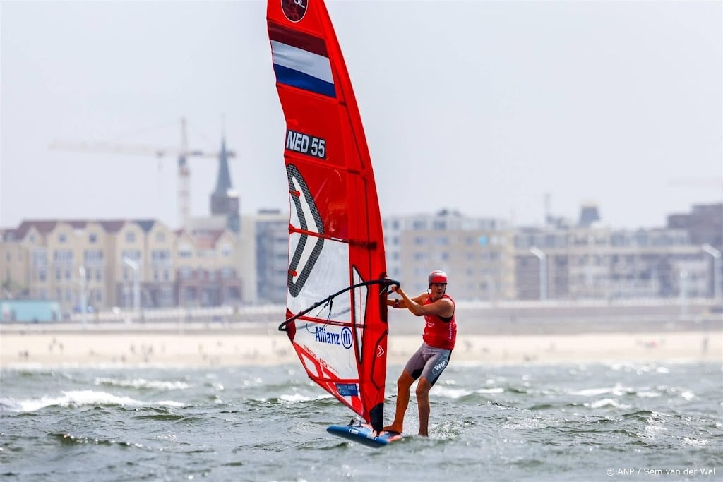 Windfoiler Opzeeland begint olympisch toernooi met valse start