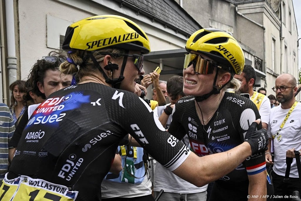 Gevallen Vollering is 'oké' bij start vierde etappe Tour