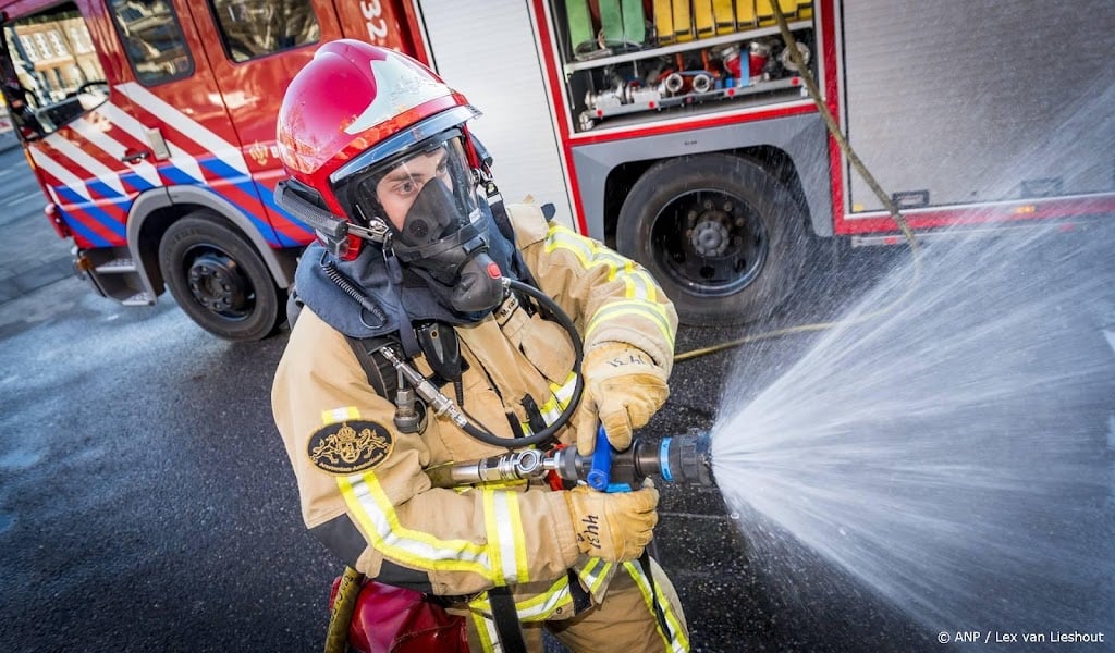 Ontruiming om zeer grote brand in Beekbergen