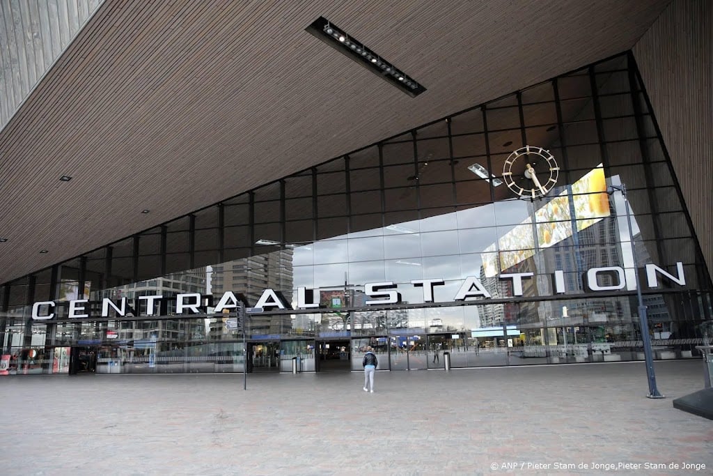 Man schiet in de lucht in stationshal Rotterdam Centraal