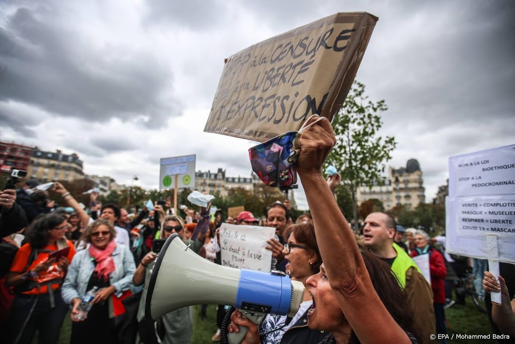 Enkele honderden demonstranten tegen mondkapjes in Parijs