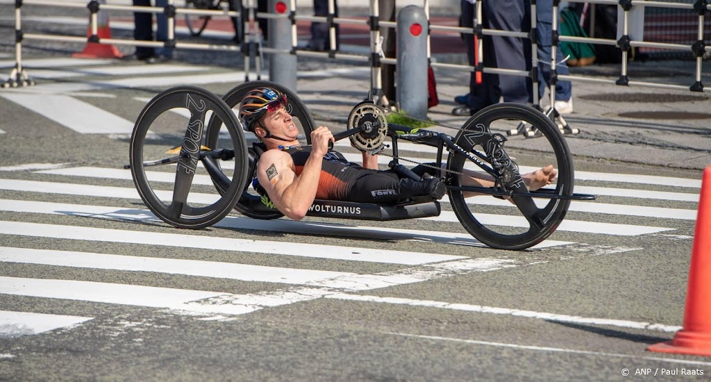 Paralympiër Jetze Plat prolongeert goud op de triatlon 