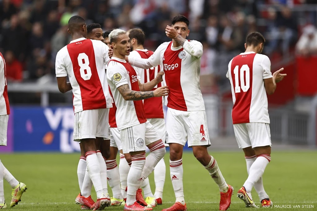 Ajax scoort vijfmaal en verslaat Vitesse 