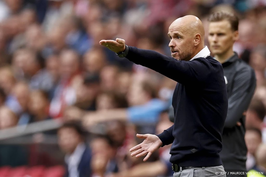 Trainer Ten Hag geniet van Ajax tegen Vitesse