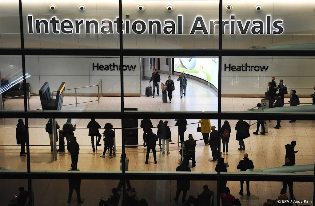 Chaos op Britse luchthavens kan na storing 'nog dagen duren'