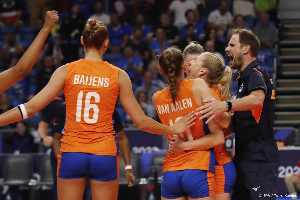 Volleybalsters plaatsen zich overtuigend voor halve finales EK