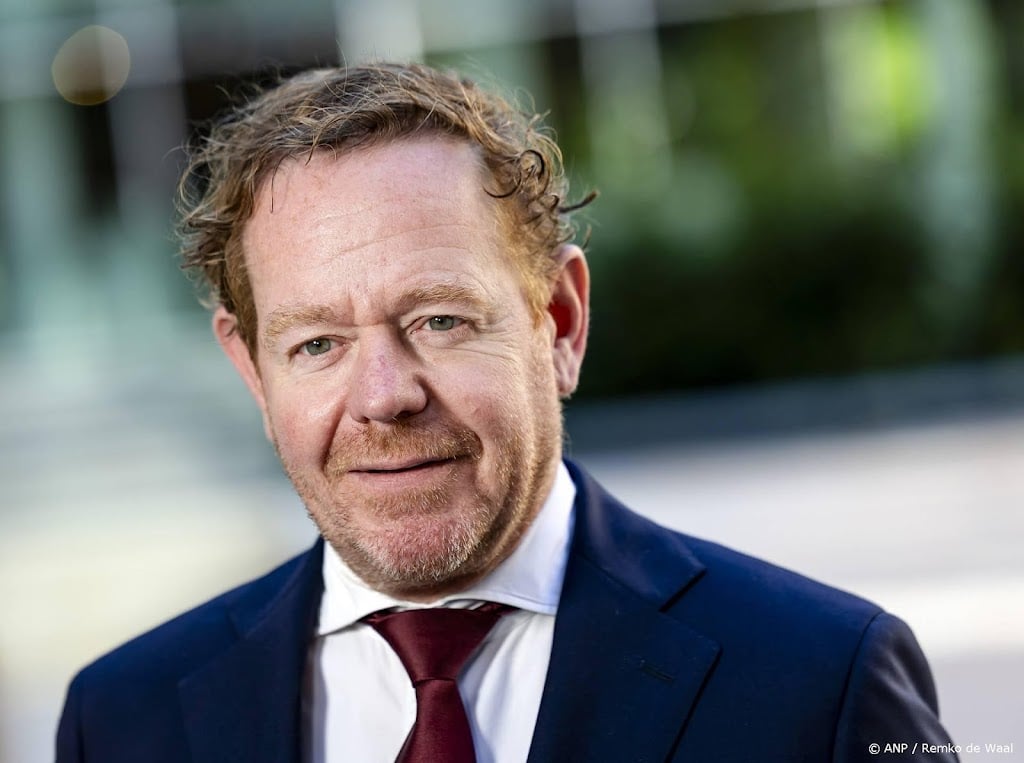 Van Weel wil asielwet aanpassen om strafbaarstelling illegaliteit