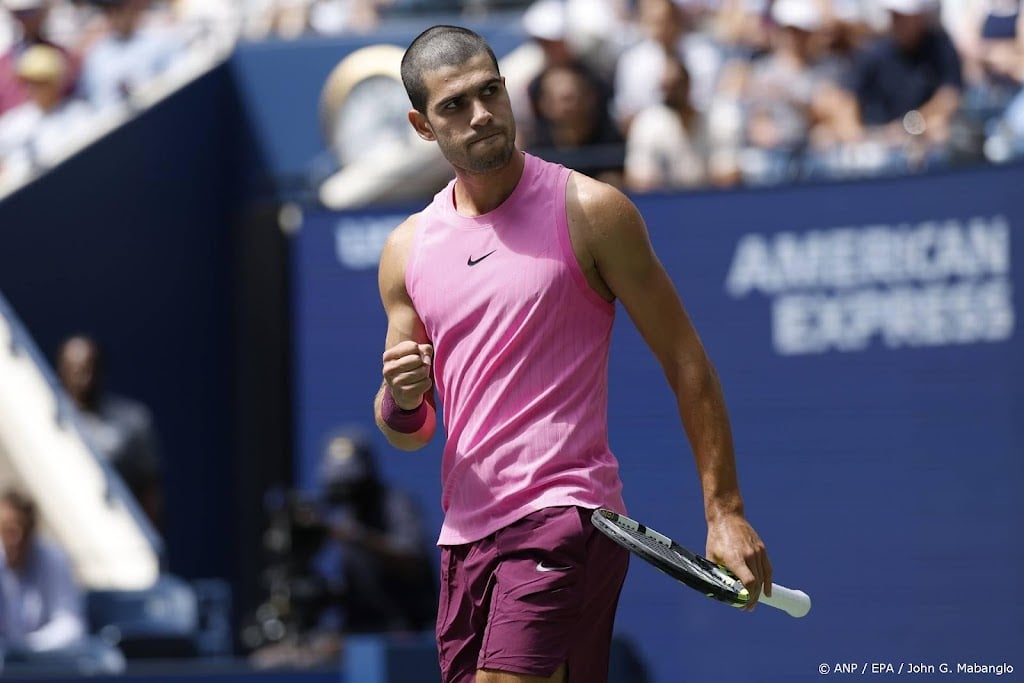 Alcaraz overtuigend naar achtste finales US Open