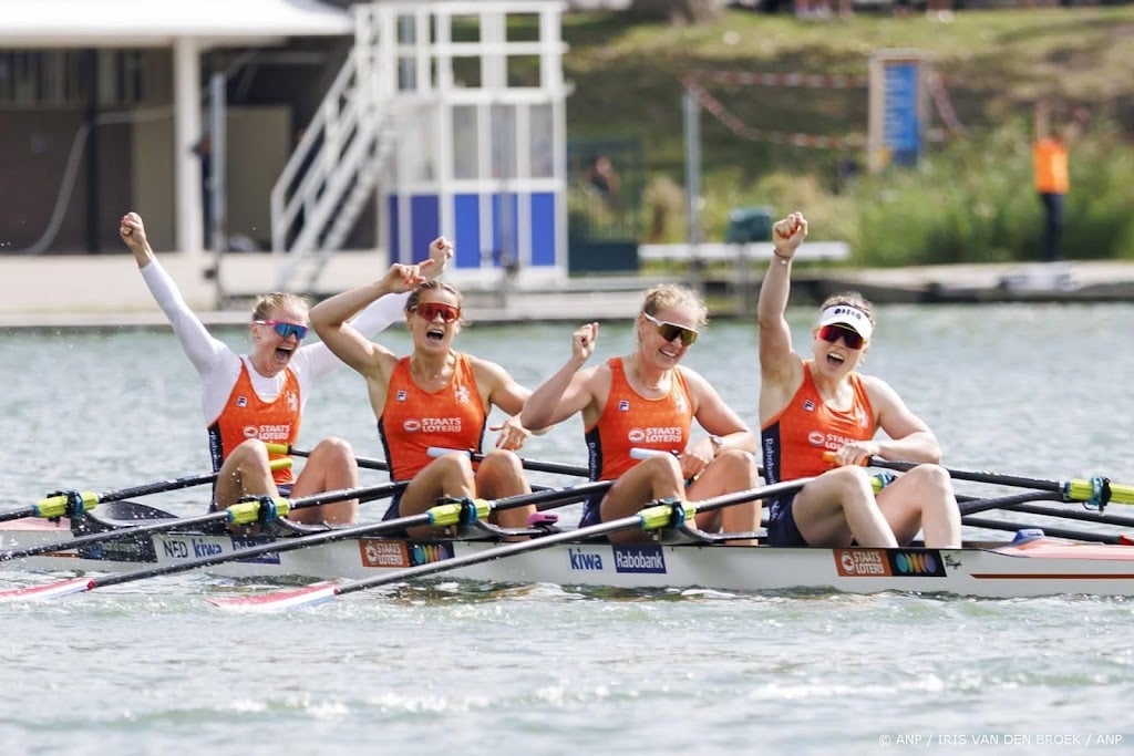 Vrouwen dubbelvier roeien naar WK-goud op de Bosbaan