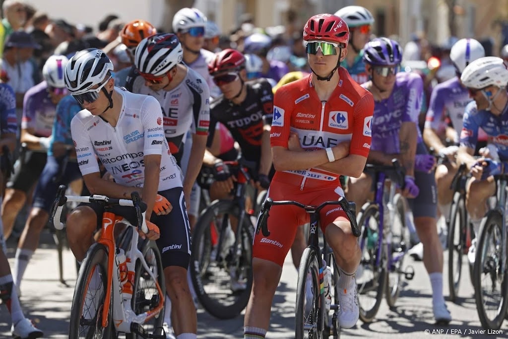 Rodetruidrager Pogačar komt hard ten val en stapt uit Vuelta