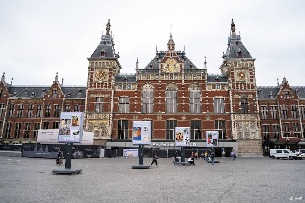 Drie mensen neergestoken bij Amsterdam CS, mogelijk na ruzie