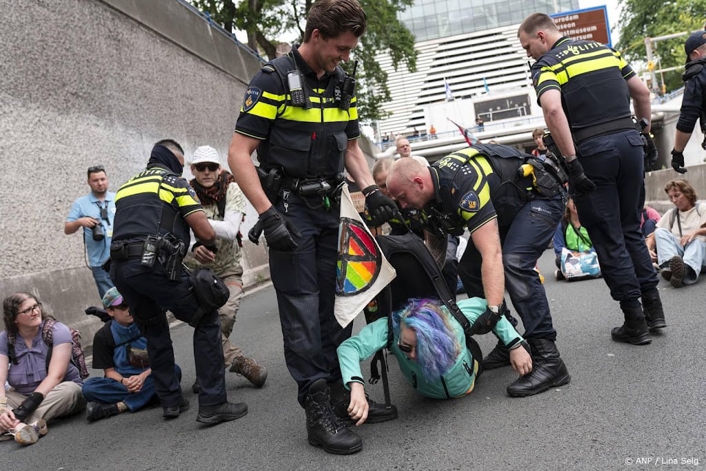 Nog vier mensen vast na XR-demonstratie op A12 in Den Haag