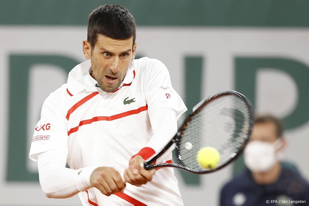 Djokovic overtuigend naar tweede ronde in Parijs 