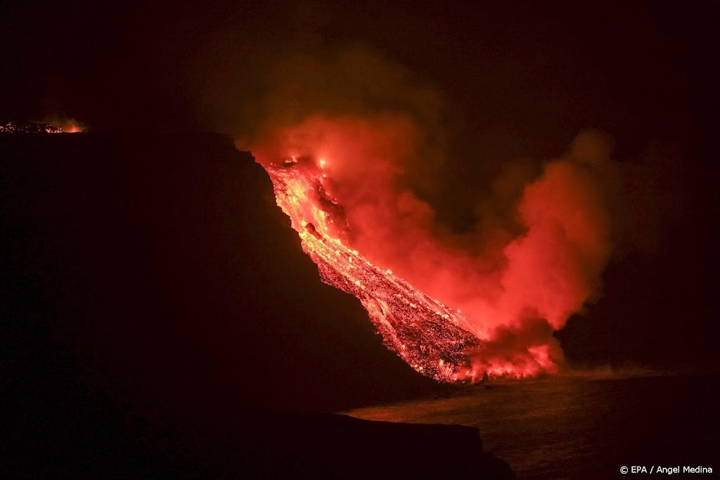 Lava vulkaan La Palma bereikt de zee, risico's gezondheid klein