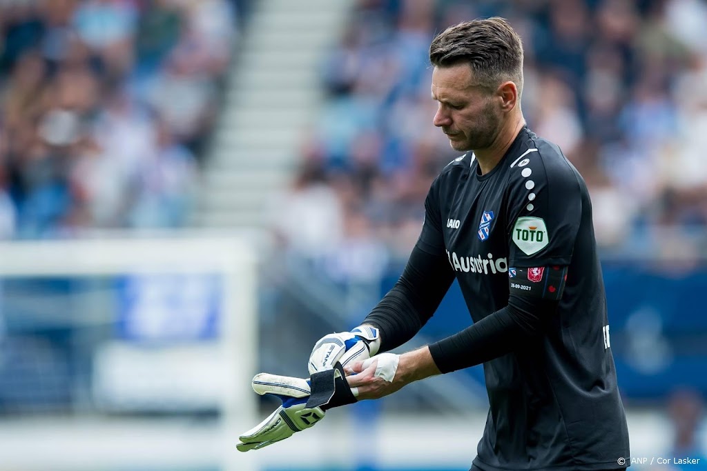 Heerenveen-doelman Mulder met gebroken duim langs de kant