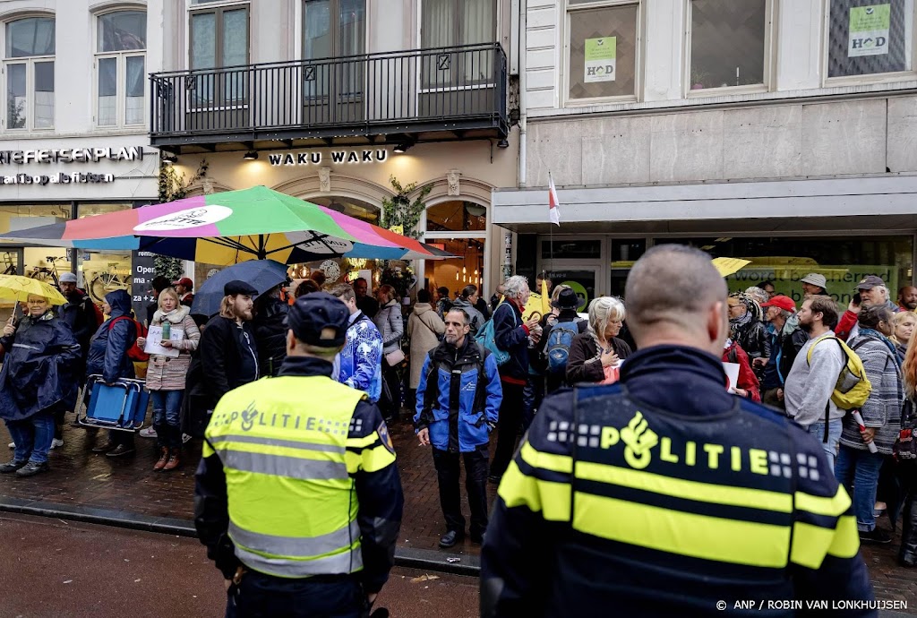 Politie houdt betogers aan bij Waku Waku in Utrecht