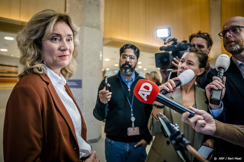 Bergkamp moet aangifte doen van lek, vinden SP en PvdA 