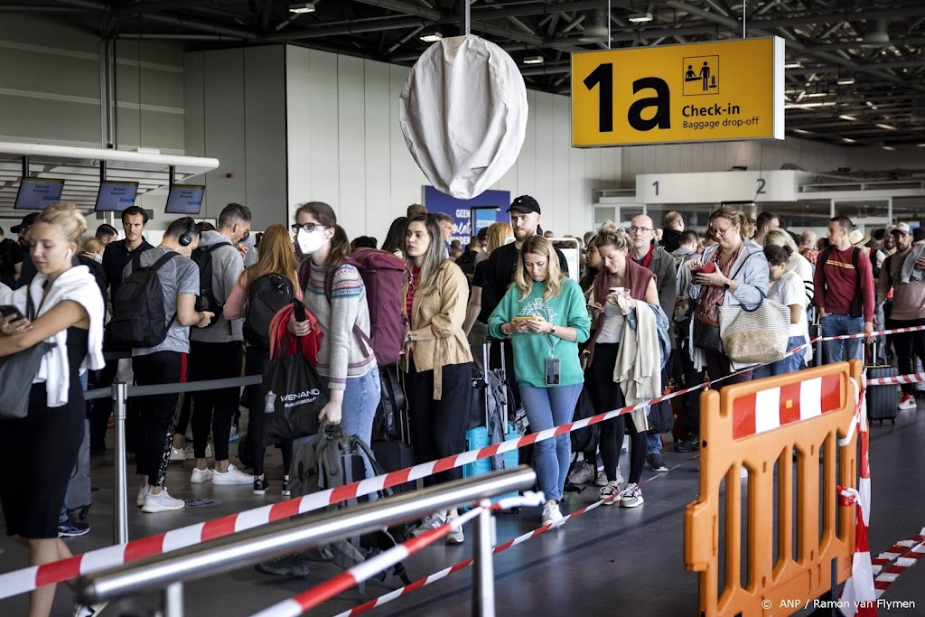 Schiphol vraagt maatschappijen opnieuw passagiers te minderen
