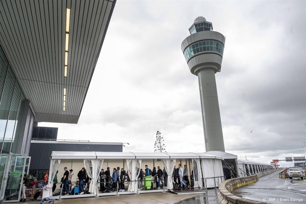 Schiphol haalt tent voor wachtrijen in buitenlucht weg