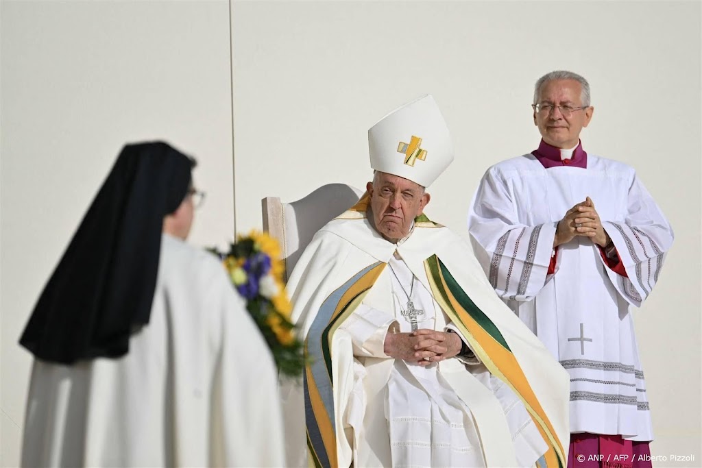Paus opent eucharistieviering in Brussel met 'goedemorgen'