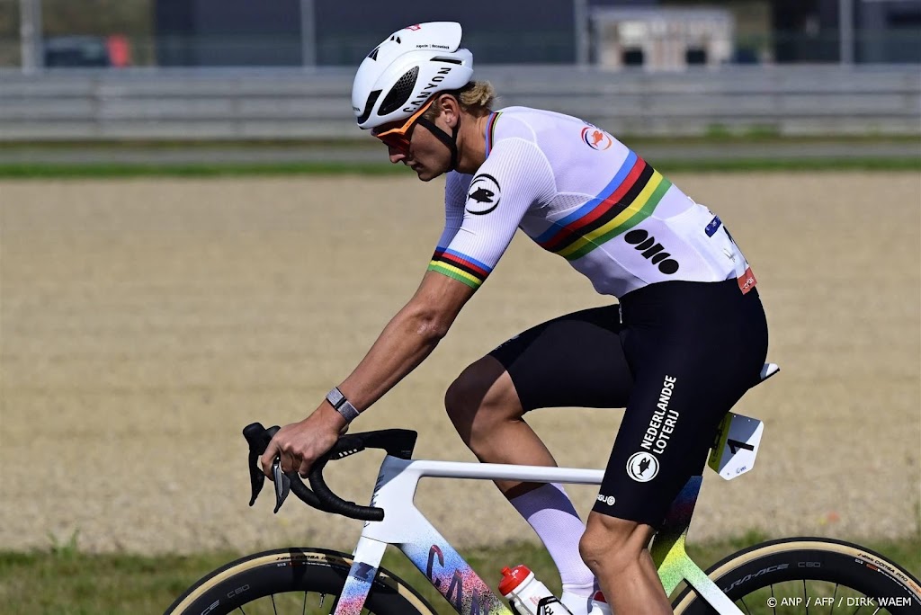Van der Poel 'ontspannen' van start in WK-race na minuut stilte