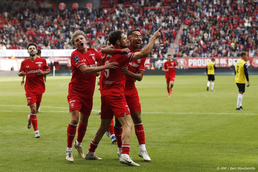 Van Wolfswinkel helpt FC Twente met penalty aan moeizame zege  