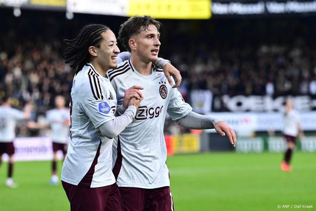 Ingevallen buitenspelers helpen Ajax aan zwaarbevochten zege 