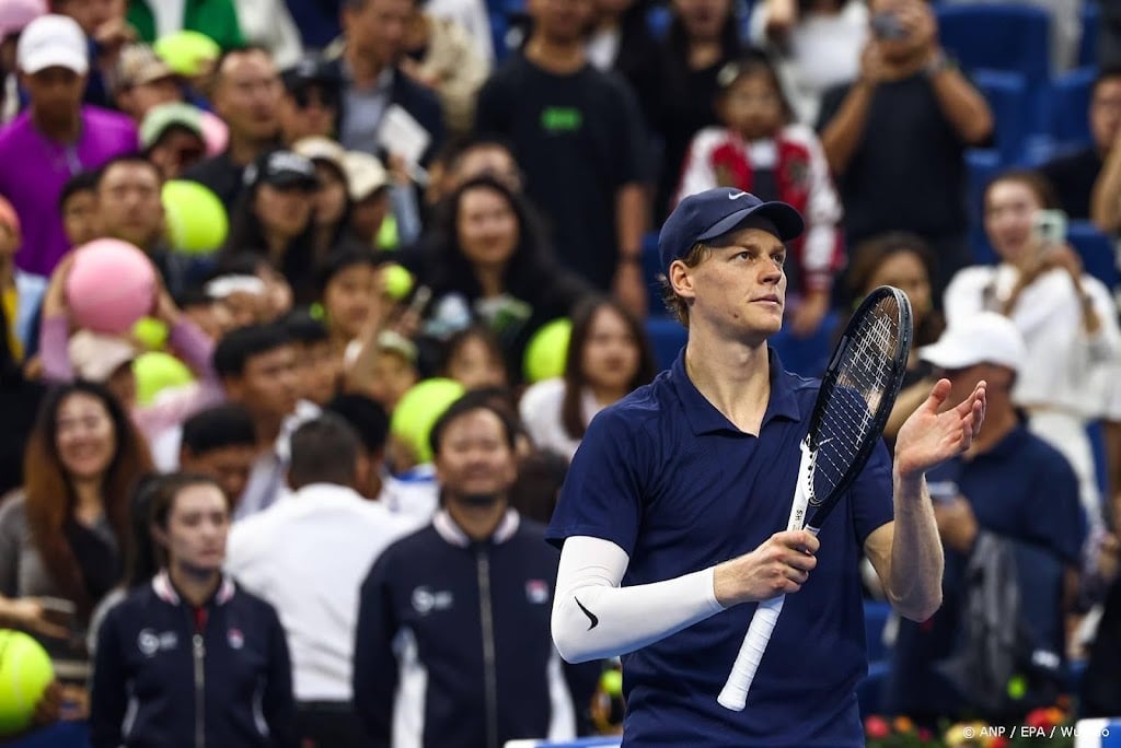 Tennisser Sinner door naar halve finales in Beijing