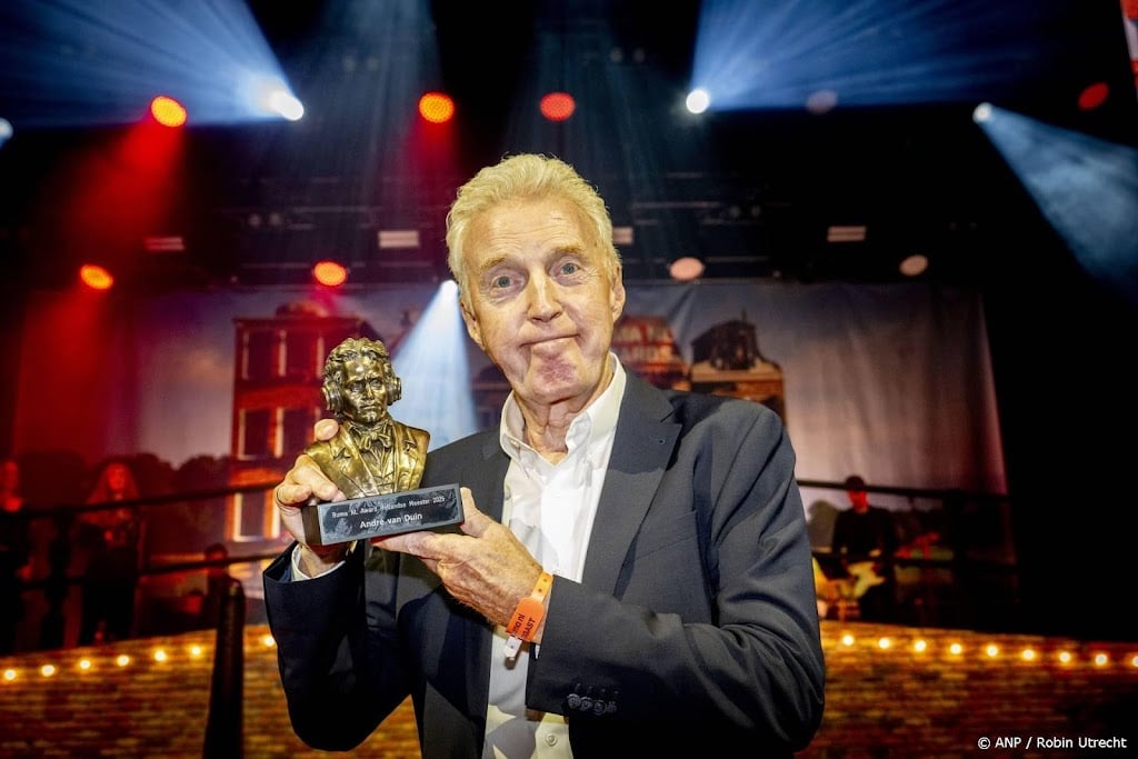 André van Duin neemt oeuvreprijs in ontvangst bij Buma NL Awards