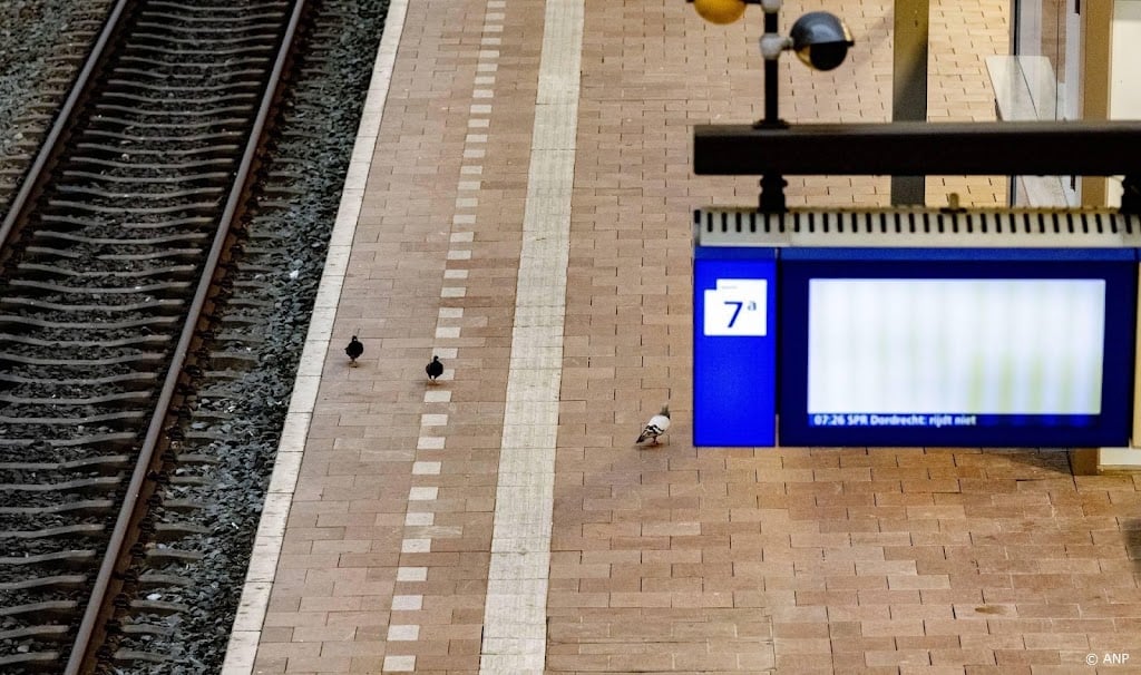 Stations ontruimd om achtergelaten tassen, verband onduidelijk