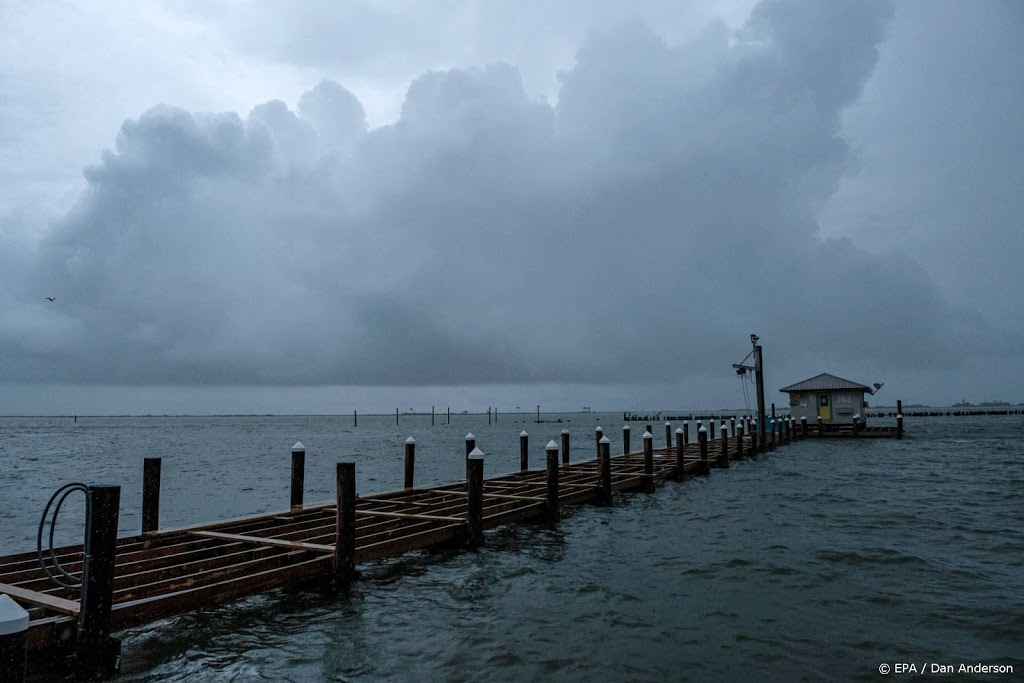 Orkaan Zeta zwakt af naar tropische storm