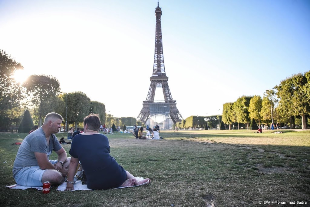 Franse parken en markten blijven open 