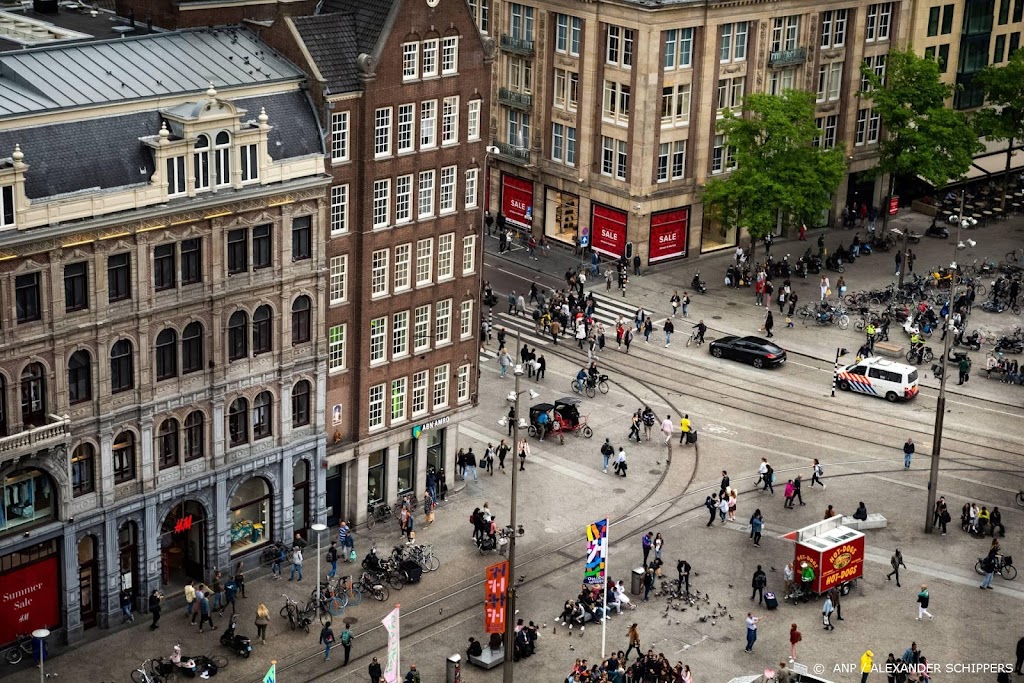 Vakbond telt ongeveer honderd stakers bij Bijenkorf in Amsterdam