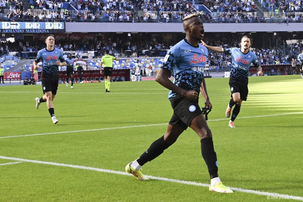 Drie treffers Osimhen helpen Napoli aan tiende zege