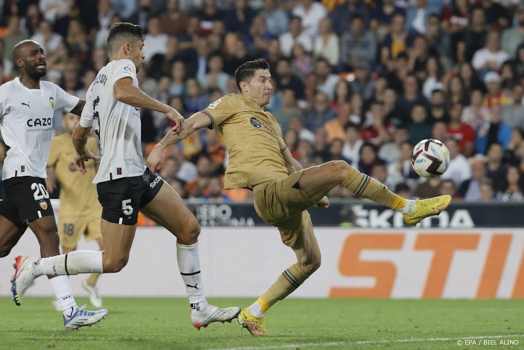 Lewandowski redt Barcelona diep in blessuretijd tegen Valencia