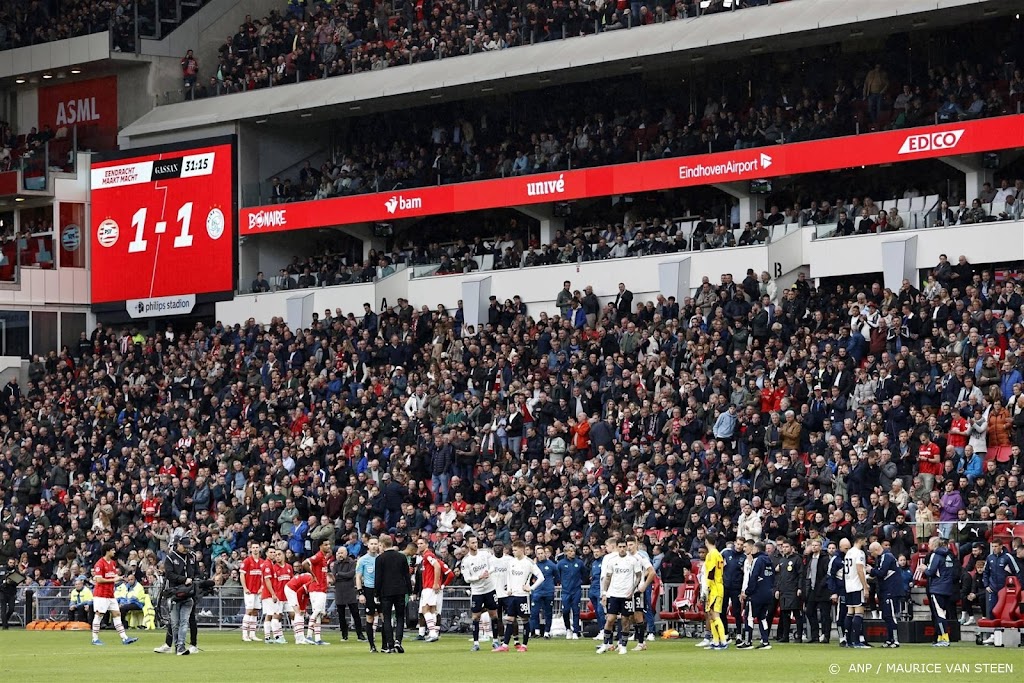 Situatie met PSV-fan onder controle, duel PSV - Ajax hervat