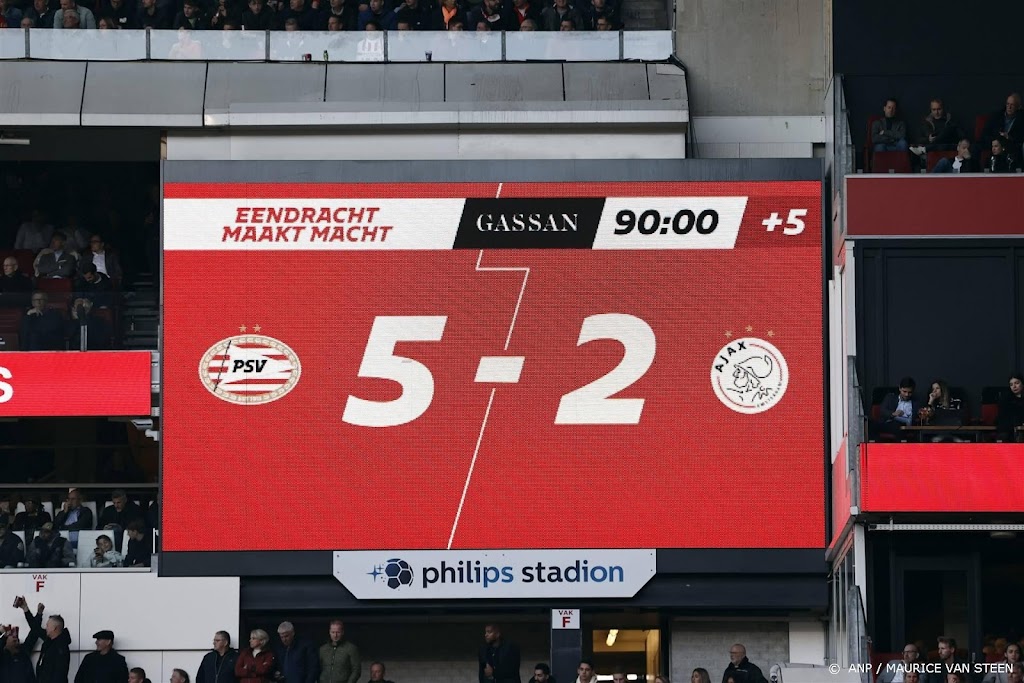 Ajax zakt na nederlaag bij koploper PSV naar laatste plaats