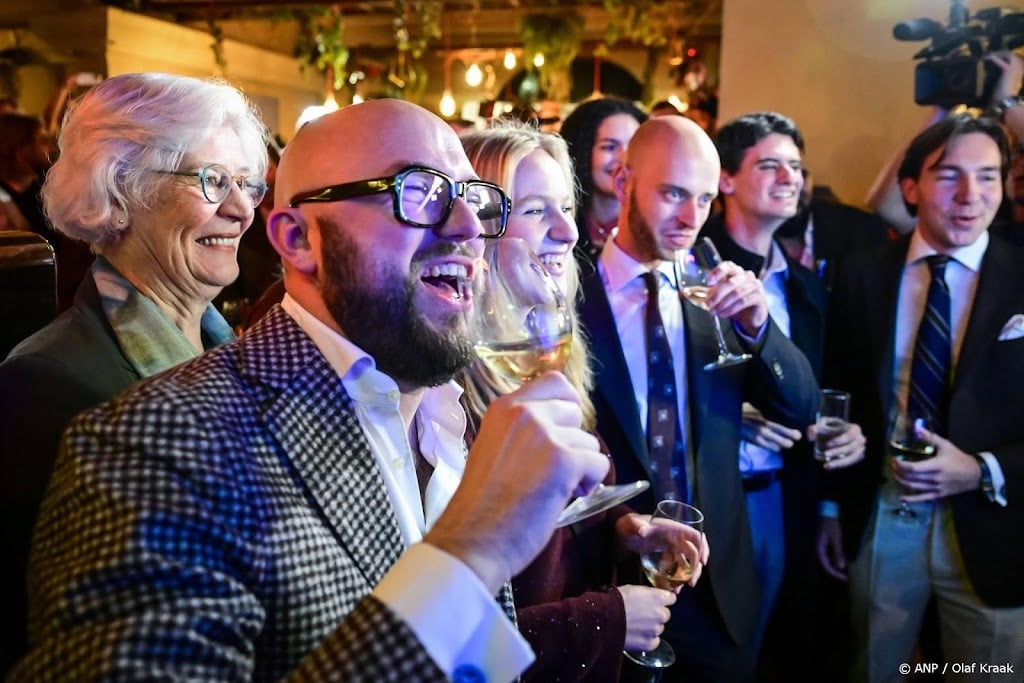 Gejuich en naam De Vos gescandeerd bij 3 zetels winst FVD