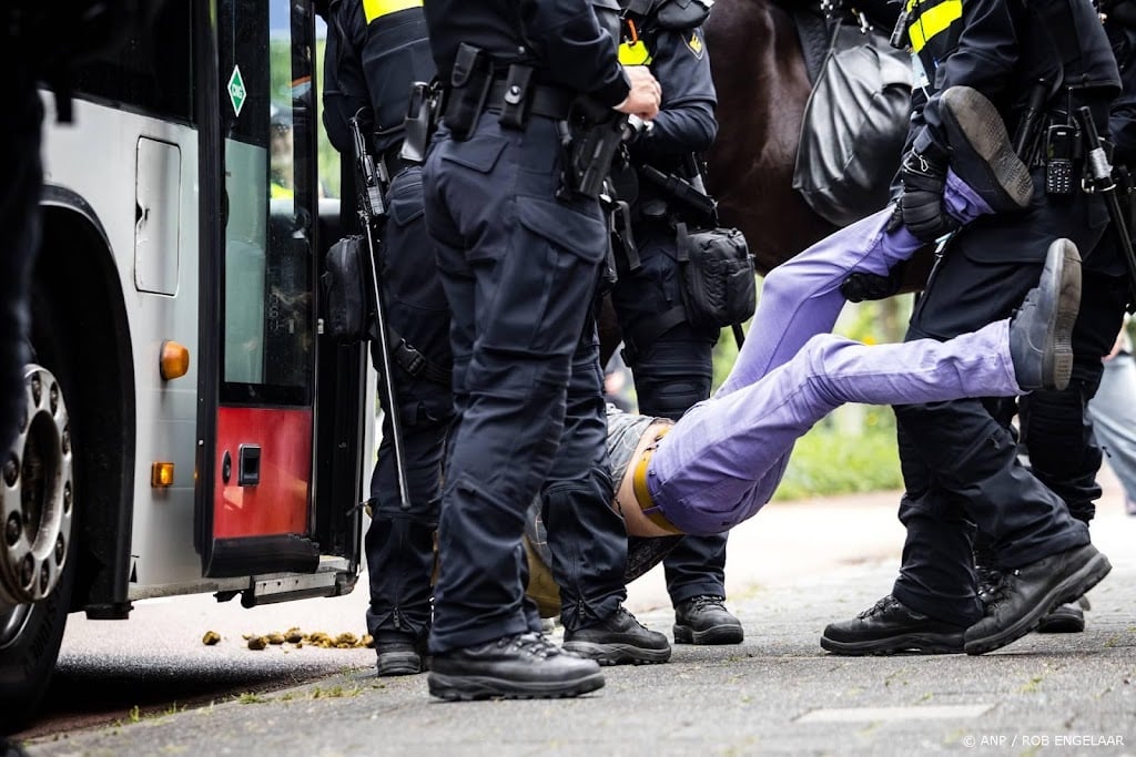 XR dagvaardt politie en Staat om duidelijke identificatie agenten