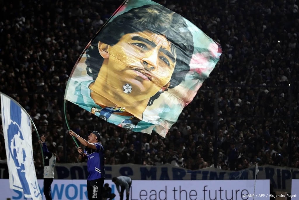 Argentijnse en Duitse voetbalsters openen Maradona-stadion