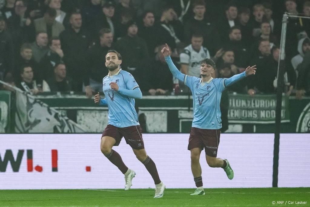 Cooper-Love schiet FC Emmen langs FC Groningen in bekertoernooi