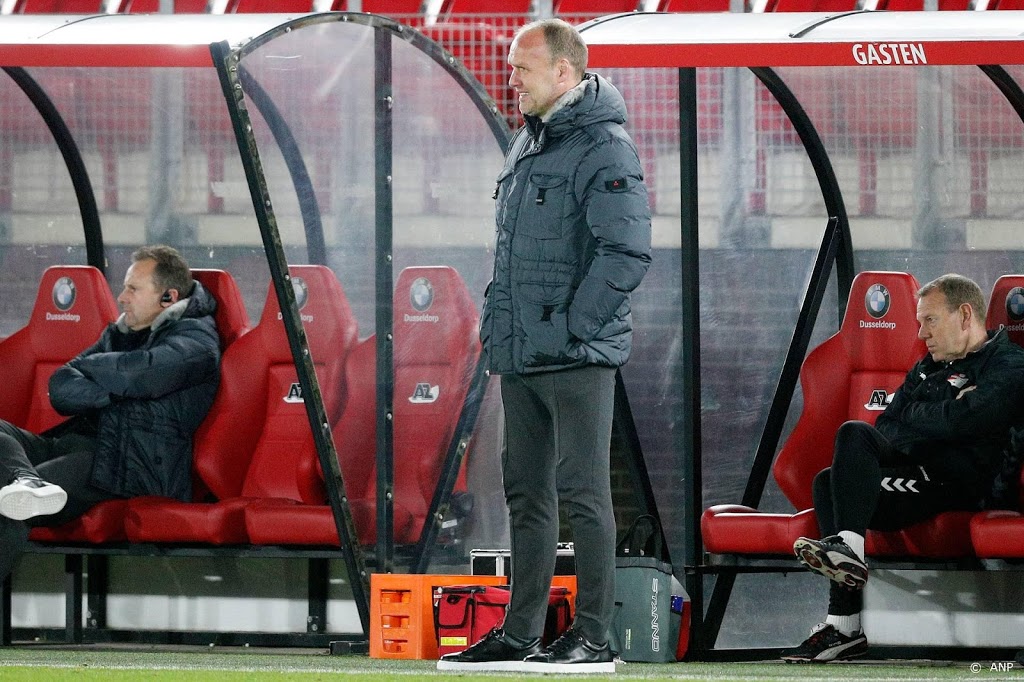 Coach Emmen ziet spelers tegen Ajax wel heel veel afstand houden 