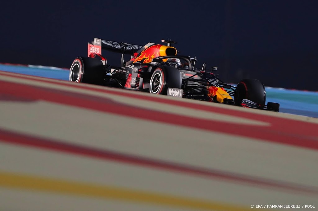 Verstappen jaagt in Bahrein vanaf plek 3 op de Mercedessen