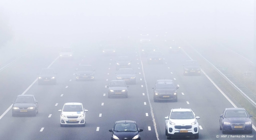 Drukke ochtendspits door dichte mist